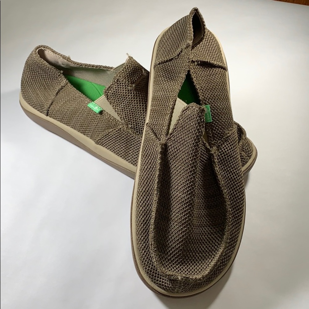 NEVER BEEN WORN Men’s Sanuks.